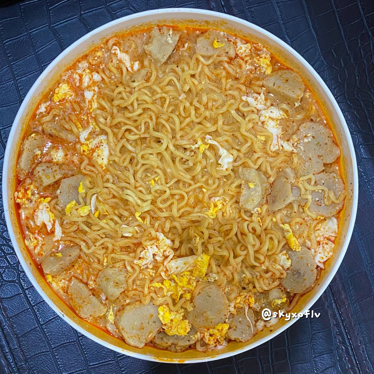 skyxoflv's tweet photo. mie instan yang bumbunya sebanyak ini bahaya ngga sih?!?!?

kata orang2 ini mie PALING ENAK, emang ENAK BANGETTT tapi bumbunya….😭😭😭 https://t.co/SGaDBN5eUp