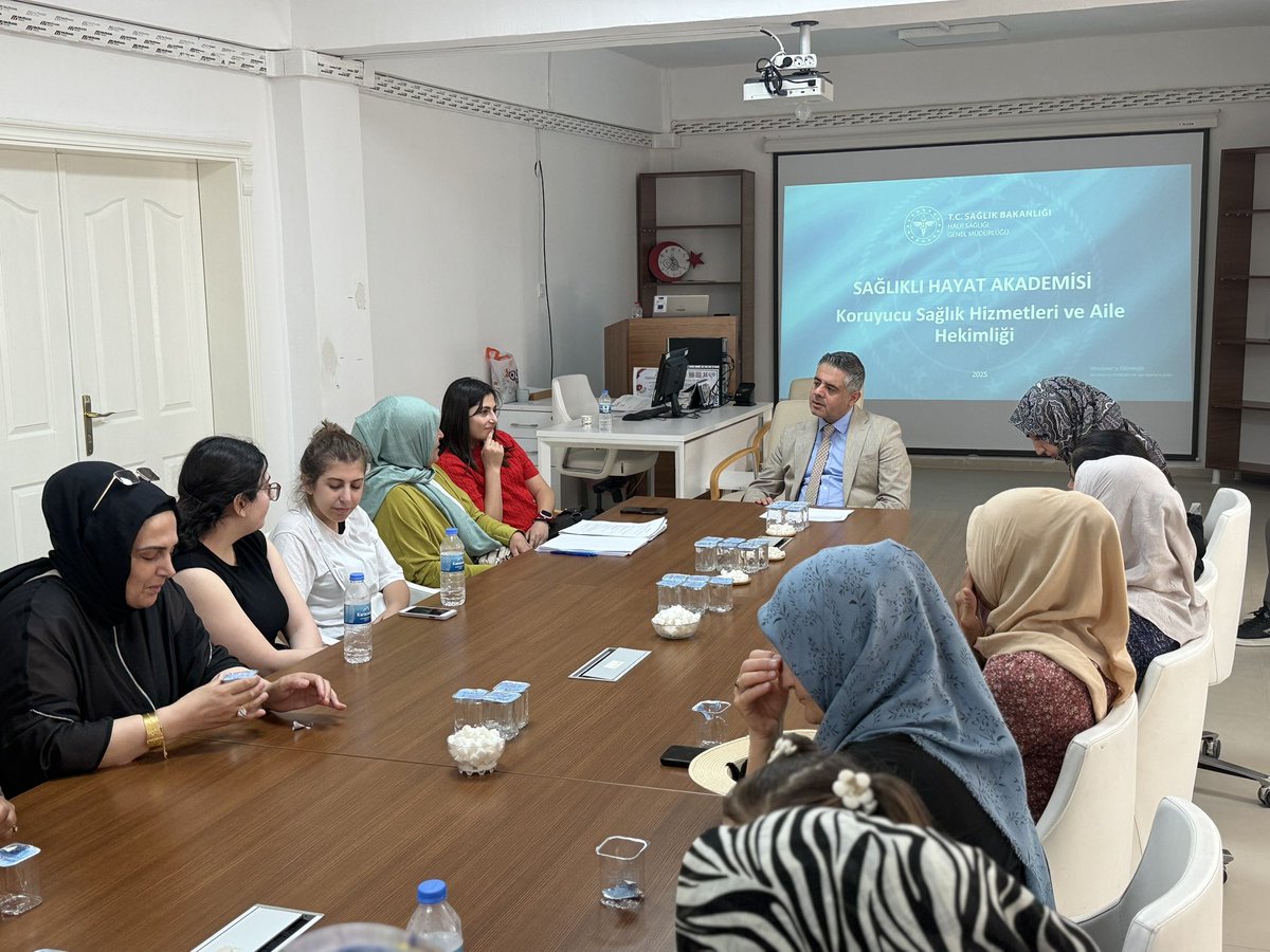 mardinilsaglik's tweet photo. Saha Akademisi ve Saha Elçisi Programı Bilgilendirme Toplantısı Gerçekleştirildi

Mardin İl Sağlık Müdürlüğü tarafından yürütülen Saha Akademisi ve Saha Elçisi Programı kapsamında, İl Sağlık Müdürümüz Uzm. Dr. Saffet YAVUZ tarafından paylaşılan bilgiler doğrultusunda bilgilendirme toplantısı Artuklu Sağlıklı Hayat Merkezinde gerçekleştirildi.

Toplantıya Saha Akademisi ve Saha Elçisi eğitimlerine katılım sağlayan ADEM Kursiyerleri katılım sağladı. Program kapsamında sahada yürütülen çalışmalar, toplum sağlığının geliştirilmesine yönelik uygulamalar ve sağlık hizmetlerinin daha etkin sunulmasına ilişkin değerlendirmelerde bulunuldu.

Toplantıda ayrıca Artuklu Sağlıklı Hayat Merkezinde sunulan hizmetler hakkında bilgilendirme yapılarak; Sağlıklı Beslenme ve Obezite Danışmanlığı, Fiziksel Aktivite Danışmanlığı, Sigara Bırakma Polikliniği, Psikolojik Danışmanlık Hizmetleri, Kanser Erken Teşhis, Tarama ve Eğitim Hizmetleri (KETEM), Kadın ve Üreme Sağlığı Danışmanlığı, Çocuk ve Ergen Sağlığı Hizmetleri ile Koruyucu Ağız ve Diş Sağlığı Hizmetleri tanıtıldı.

Program sonunda katılımcılarla görüş alışverişinde bulunularak koruyucu sağlık hizmetlerinin yaygınlaştırılması, sağlık okuryazarlığının artırılması ve toplum temelli sağlık çalışmalarının güçlendirilmesine yönelik değerlendirmeler yapıldı.

İl Sağlık Müdürlüğümüz, bireylerin sağlıklı yaşam alışkanlıkları kazanmasını destekleyen ve koruyucu sağlık hizmetlerini güçlendiren çalışmalarını kararlılıkla sürdürmeye devam edecektir.
@halksagligigm @sbsggm