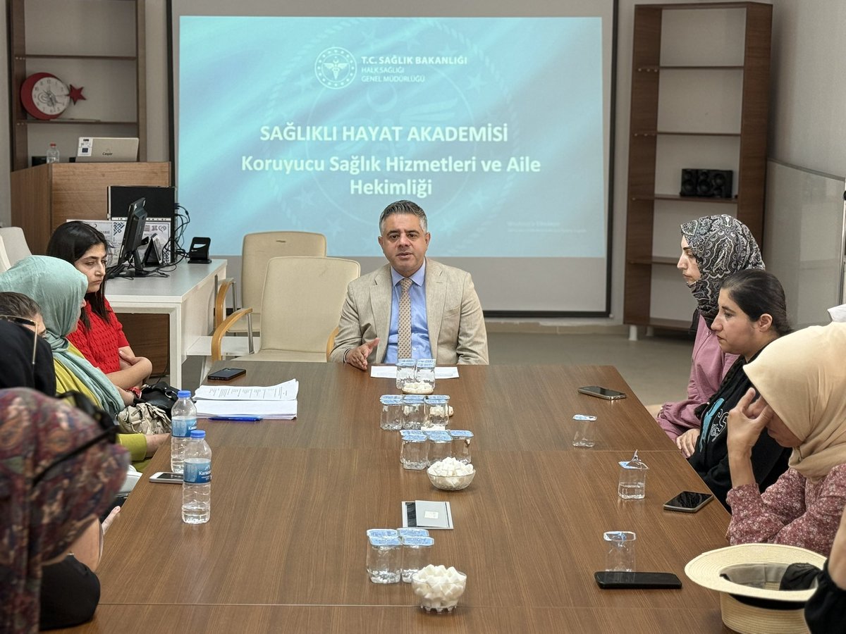 mardinilsaglik's tweet photo. Saha Akademisi ve Saha Elçisi Programı Bilgilendirme Toplantısı Gerçekleştirildi

Mardin İl Sağlık Müdürlüğü tarafından yürütülen Saha Akademisi ve Saha Elçisi Programı kapsamında, İl Sağlık Müdürümüz Uzm. Dr. Saffet YAVUZ tarafından paylaşılan bilgiler doğrultusunda bilgilendirme toplantısı Artuklu Sağlıklı Hayat Merkezinde gerçekleştirildi.

Toplantıya Saha Akademisi ve Saha Elçisi eğitimlerine katılım sağlayan ADEM Kursiyerleri katılım sağladı. Program kapsamında sahada yürütülen çalışmalar, toplum sağlığının geliştirilmesine yönelik uygulamalar ve sağlık hizmetlerinin daha etkin sunulmasına ilişkin değerlendirmelerde bulunuldu.

Toplantıda ayrıca Artuklu Sağlıklı Hayat Merkezinde sunulan hizmetler hakkında bilgilendirme yapılarak; Sağlıklı Beslenme ve Obezite Danışmanlığı, Fiziksel Aktivite Danışmanlığı, Sigara Bırakma Polikliniği, Psikolojik Danışmanlık Hizmetleri, Kanser Erken Teşhis, Tarama ve Eğitim Hizmetleri (KETEM), Kadın ve Üreme Sağlığı Danışmanlığı, Çocuk ve Ergen Sağlığı Hizmetleri ile Koruyucu Ağız ve Diş Sağlığı Hizmetleri tanıtıldı.

Program sonunda katılımcılarla görüş alışverişinde bulunularak koruyucu sağlık hizmetlerinin yaygınlaştırılması, sağlık okuryazarlığının artırılması ve toplum temelli sağlık çalışmalarının güçlendirilmesine yönelik değerlendirmeler yapıldı.

İl Sağlık Müdürlüğümüz, bireylerin sağlıklı yaşam alışkanlıkları kazanmasını destekleyen ve koruyucu sağlık hizmetlerini güçlendiren çalışmalarını kararlılıkla sürdürmeye devam edecektir.
@halksagligigm @sbsggm