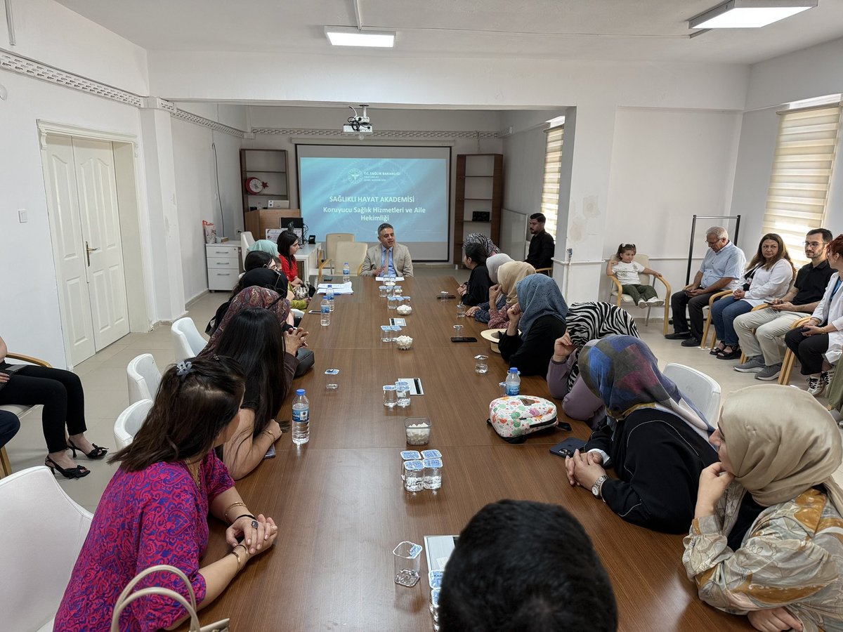 mardinilsaglik's tweet photo. Saha Akademisi ve Saha Elçisi Programı Bilgilendirme Toplantısı Gerçekleştirildi

Mardin İl Sağlık Müdürlüğü tarafından yürütülen Saha Akademisi ve Saha Elçisi Programı kapsamında, İl Sağlık Müdürümüz Uzm. Dr. Saffet YAVUZ tarafından paylaşılan bilgiler doğrultusunda bilgilendirme toplantısı Artuklu Sağlıklı Hayat Merkezinde gerçekleştirildi.

Toplantıya Saha Akademisi ve Saha Elçisi eğitimlerine katılım sağlayan ADEM Kursiyerleri katılım sağladı. Program kapsamında sahada yürütülen çalışmalar, toplum sağlığının geliştirilmesine yönelik uygulamalar ve sağlık hizmetlerinin daha etkin sunulmasına ilişkin değerlendirmelerde bulunuldu.

Toplantıda ayrıca Artuklu Sağlıklı Hayat Merkezinde sunulan hizmetler hakkında bilgilendirme yapılarak; Sağlıklı Beslenme ve Obezite Danışmanlığı, Fiziksel Aktivite Danışmanlığı, Sigara Bırakma Polikliniği, Psikolojik Danışmanlık Hizmetleri, Kanser Erken Teşhis, Tarama ve Eğitim Hizmetleri (KETEM), Kadın ve Üreme Sağlığı Danışmanlığı, Çocuk ve Ergen Sağlığı Hizmetleri ile Koruyucu Ağız ve Diş Sağlığı Hizmetleri tanıtıldı.

Program sonunda katılımcılarla görüş alışverişinde bulunularak koruyucu sağlık hizmetlerinin yaygınlaştırılması, sağlık okuryazarlığının artırılması ve toplum temelli sağlık çalışmalarının güçlendirilmesine yönelik değerlendirmeler yapıldı.

İl Sağlık Müdürlüğümüz, bireylerin sağlıklı yaşam alışkanlıkları kazanmasını destekleyen ve koruyucu sağlık hizmetlerini güçlendiren çalışmalarını kararlılıkla sürdürmeye devam edecektir.
@halksagligigm @sbsggm