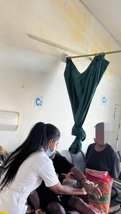 cubacooperaTLbc's tweet photo. La formación médica se fortalece junto al paciente. Los estudiantes de la #ESM pertenecientes al Núcleo Docente Baucau desarrollan habilidades en la realización del examen físico para una adecuada valoración y toma de decisiones en la práctica médica.#CubaCoopera #CubaSalva https://t.co/qNP0p7HKW0