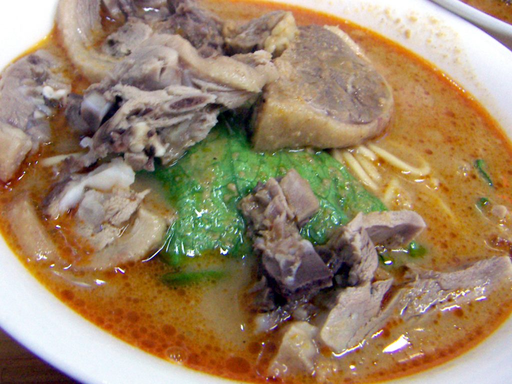 80Cjp's tweet photo. ▼中国全省食巡り4｜厦門（アモイ）で食べるべき料理3選 ②沙茶麺（サテ麺）（初出：2018年9月26日）
＞アモイで麺と言ったら、何をおいてもこの沙茶麺だ。沙茶麺を食べずしてアモイに行ったとは言えない。
https://t.co/ah7Lw2APoN https://t.co/WKsQYrK2BO