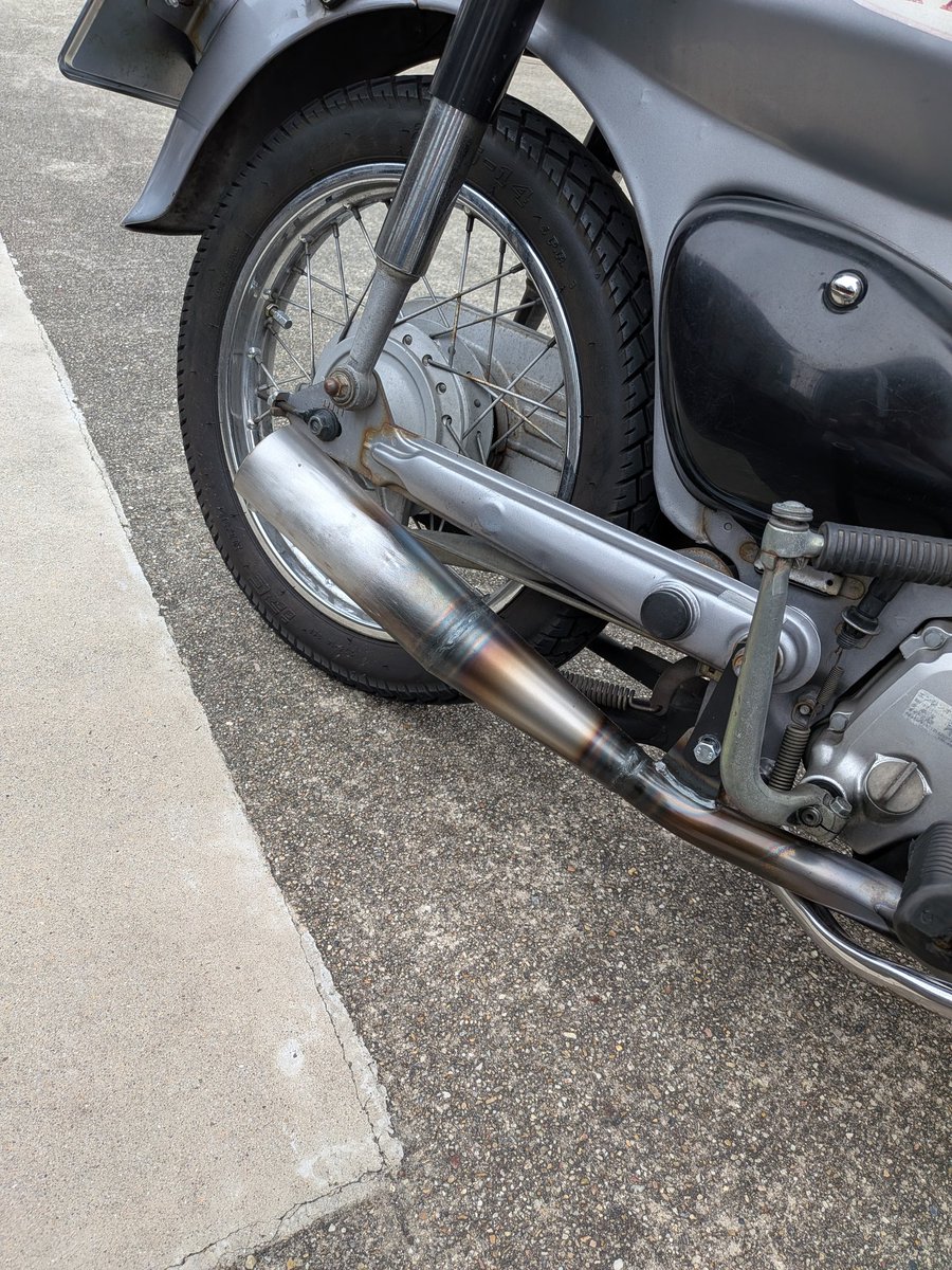 2434er34's tweet photo. ステッカーの残りがこびりついて錆々よりはマシだけどステッカー無いと寂しいな https://t.co/kZ2okxiGdY