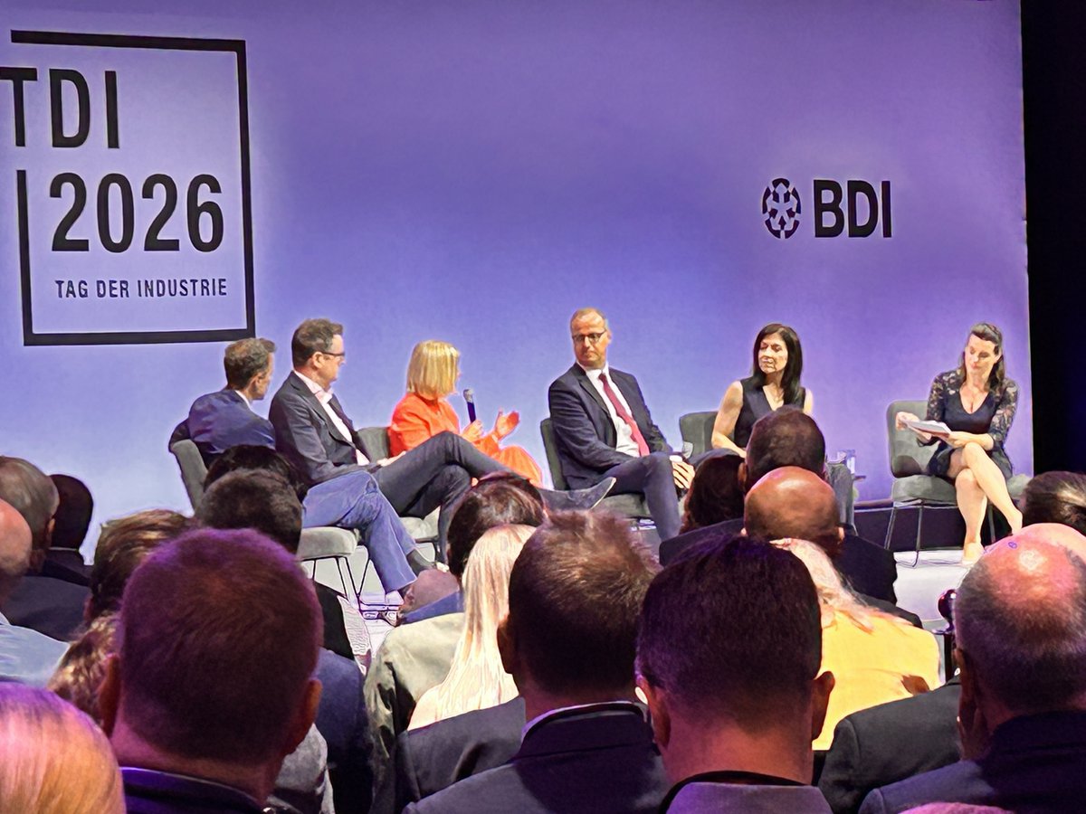 Marlies_Uken's tweet photo. Katherina #Reiche bekommt viel Applaus auf dem #TDI26 beim @Der_BDI  für ihren Auftritt. "Wir brauchen die #Erneuerbaren, aber intelligenter. Wenn hinter jedem Wind-oder Solarpaket eine Batterie steht, dann können wir den Netzausbau effizienter machen." #energiewende https://t.co/7Ifim7Bdpf