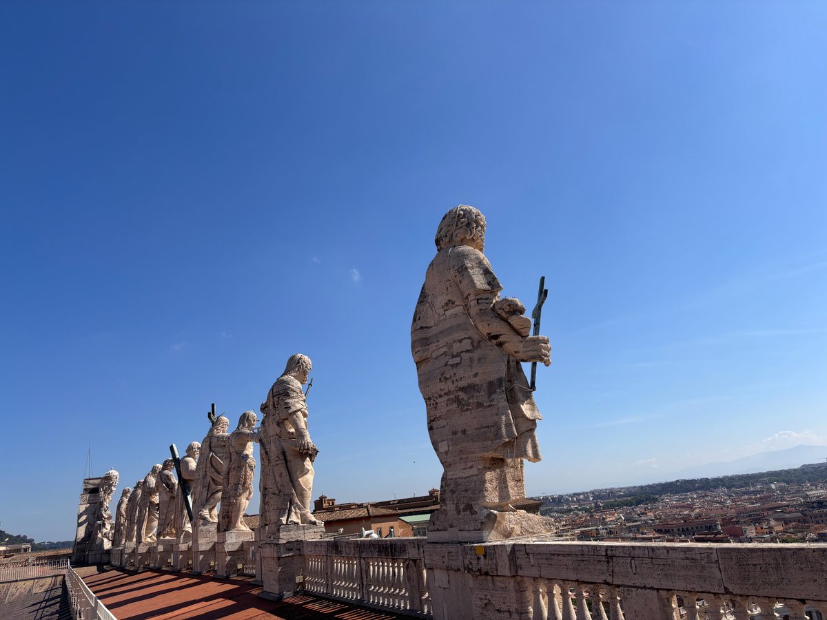Discoverer_Blog's tweet photo. Basilica San Pietro guarded by different guards from below and above...
#rome #basilica #vatican #discovererblog
https://t.co/pWD8kRJsOb https://t.co/AB5NTRcVRK