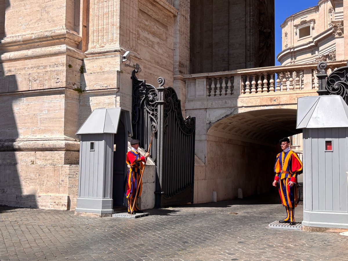 Discoverer_Blog's tweet photo. Basilica San Pietro guarded by different guards from below and above...
#rome #basilica #vatican #discovererblog
https://t.co/pWD8kRJsOb https://t.co/AB5NTRcVRK