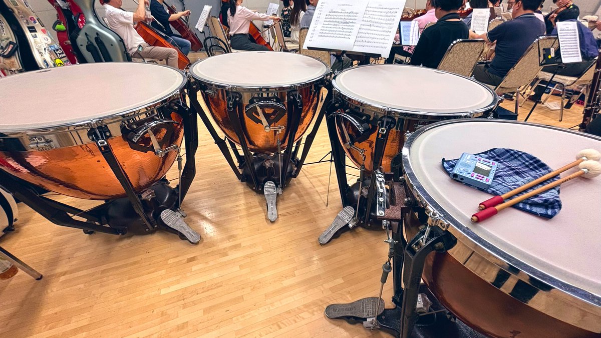 ncokoho's tweet photo. 日曜は合奏でした。梅雨で髪は纏まらずとも、音は纏めるのがアマオケのプライド...！そしてついにメンテ明けのティンパニが帰還！🥁まだ新しいヘッド（打面）が緊張でガチガチなので、これから叩き込んでほぐしていきます。
#オーケストラ  #ティンパニ  #梅雨の格闘 https://t.co/jyPXCvxesJ