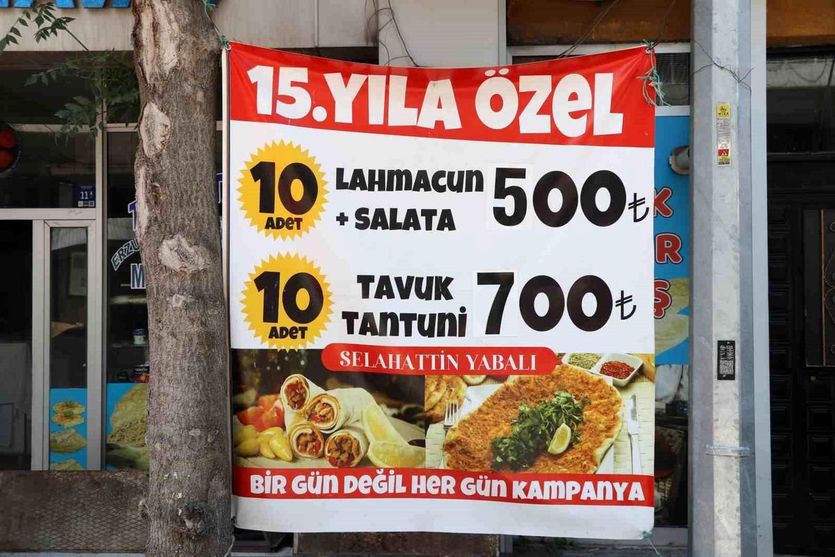 daktilock's tweet photo. Şikayet üzerine denetlenen 50 TL’lik lahmacun satan işletmede, kurallara aykırı bir durum tespit edilmedi:

"Meslektaşlarımın şikayet ettiğini düşünüyorum. Ben bu şekilde para kazanıyorsam onlar nasıl para kazanıyor bilmiyorum." https://t.co/LRPAeQGtqw