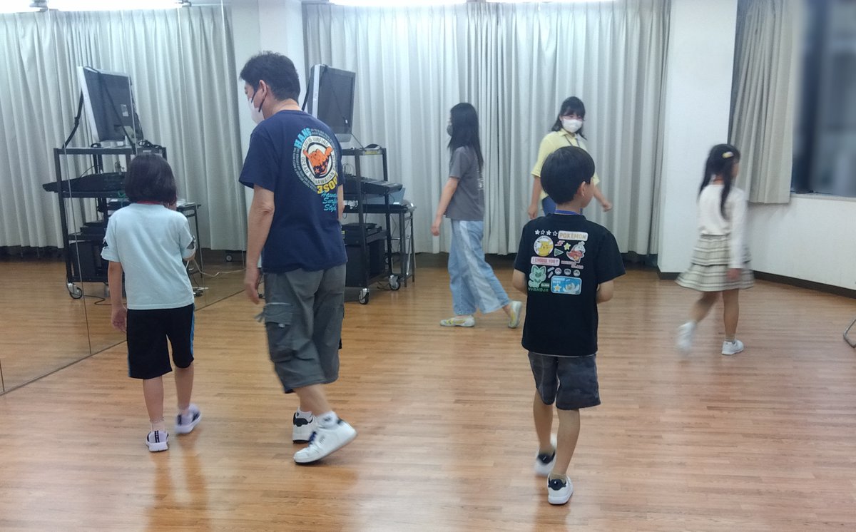 81actors_studio's tweet photo. 【#81キッズ レッスン風景📸】
マイク🎙️を使ったアフレコや
動きながらのレッスン🚶をしたり
発声と滑舌の練習🗣️や
映像📺に合わせて
早口言葉に挑戦をしました💡

◎途中入所募集❗️◎
実際のレッスンを見学してから
応募する事も可能です✨
詳細は⇩下記HP⇩をご覧ください😊
https://t.co/WnXre9RbAg https://t.co/1Blg4xnB4c