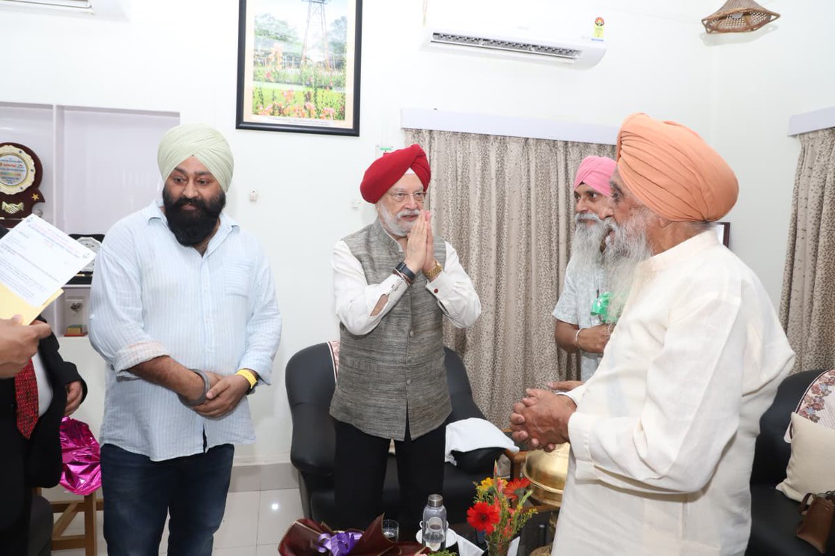 HardeepSPuri's tweet photo. ਬੋਲੇ ਸੋ ਨਿਹਾਲ ਸਤਿ ਸ਼੍ਰੀ ਅਕਾਲ
बोले सो निहाल, सत श्री अकाल
Bole So Nihal, Sat Sri Akal

Delighted to meet local residents, members of the Sikh Sangat and Sevaks of Gurdwara Singh Sabha Sahib in Digboi, Assam today. 

Was very happy to learn that the Gurdwara Sahib in the oil township is more than 100 years old. It stands as a testament to the contribution of the Sikh Sangat in the development of Assam. They have been an integral part of India’s energy journey as professionals & entrepreneurs since its early days, and now as we progress towards energy self-sufficiency under the dynamic leadership of PM Sh @narendramodi Ji.

@PMOIndia @himantabiswa 
@PetroleumMin @CMOfficeAssam @PulokGohain @PrasantaPhukan_ @PIB_India @PIB_Guwahati @mygovassam @MyGovAssamese @dc_dibrugarh @OilIndiaLimited @IndianOilcl @ChairmanIOCL @CMD_OIL @transformIndia @MSDESkillIndia @startupindia @investindia