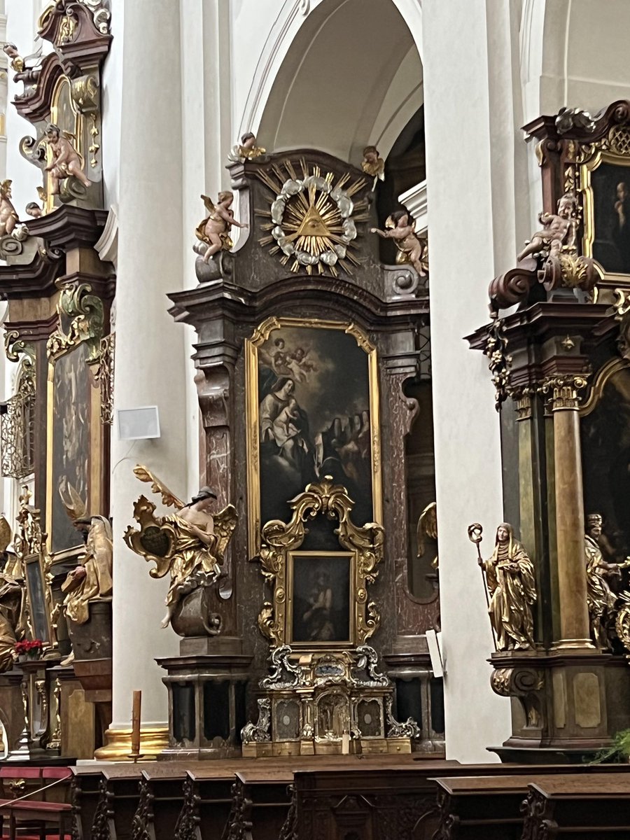 pelarap's tweet photo. minta maaf ya sama umat KRISTEN?! agamanya udah kamu lecehin dengan nyeret-nyeret anti-christ padahal simbol mata itu juga bagian dari IKONOGRAFI ratusan tahun lalu, ada dari mulai seni sampai arsitektur lho. cuma karena dipopulerkan konspirasi, jangan ikutan jadi bodoh dong! 😂 https://t.co/mK8MGKAiFQ