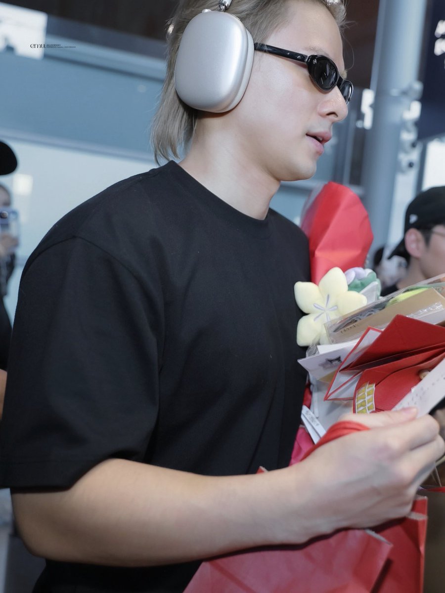 ALLFORSHO's tweet photo. 20260622 CDG 🛬🕶️✋🏻

#LVMenSS27 #LouisVuitton #ShoHirano https://t.co/2yNdw4Uvd0
