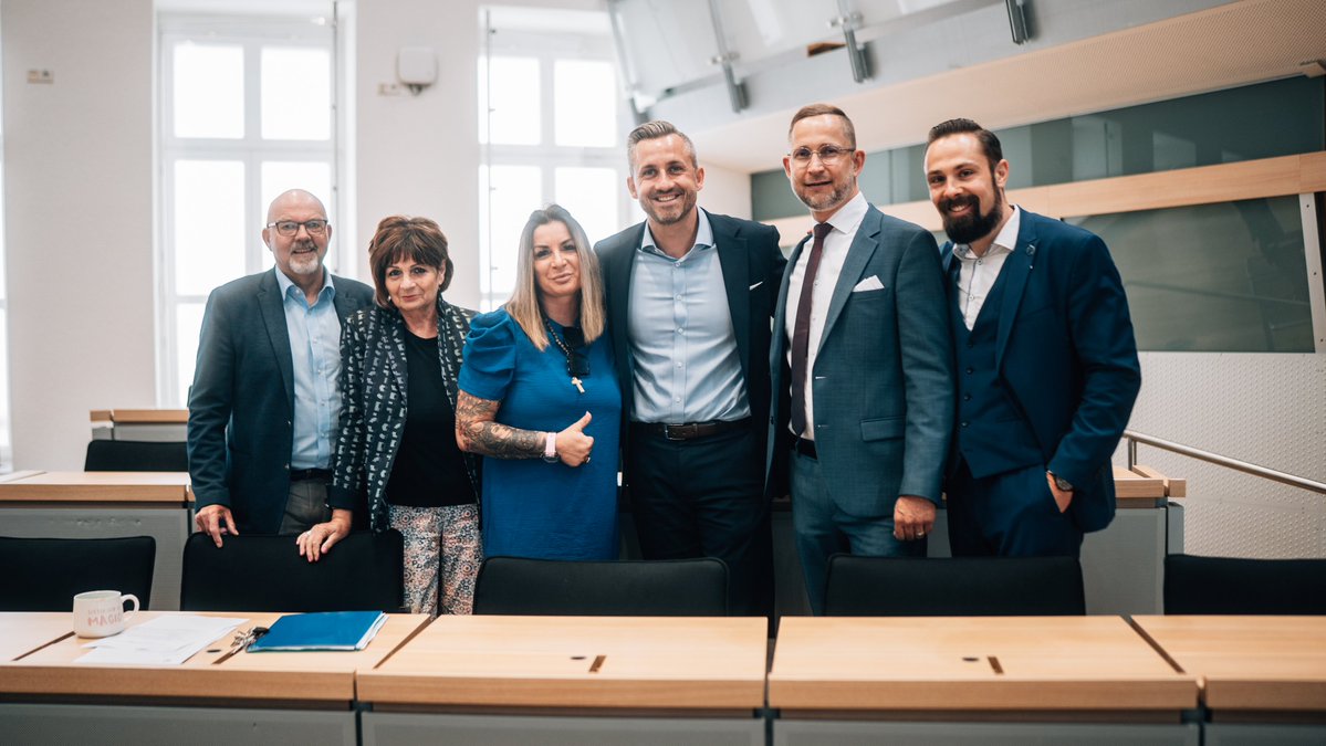 AfDFraktionLSA's tweet photo. Am ersten Sitzungstag der 52. Sitzungsperiode zieht unsere AfD-Fraktion eine schonungslose Bilanz zu 24 Jahren CDU-Regierung in Sachsen-Anhalt.

Mit der Aktuellen Debatte „24 Jahre CDU-Regierung: 24 Jahre gebrochene Versprechen, 24 Jahre Linkskurs" (Drs. 8/7150) machen wir transparent, was hinter den Wahlkampfparolen steht.

Seit 2002 stellt die CDU in Sachsen-Anhalt ununterbrochen den Ministerpräsidenten. Ob Wirtschaft, Bildung, Gesundheit, bezahlbare Energie, innere Sicherheit oder Stadtbild: Die Bürger erleben seit Jahren das gleiche Muster. Vor jeder Wahl die gleichen Versprechen, nach jeder Wahl die gleichen Ausreden.

Gleichzeitig rückt die CDU immer näher an Linkspartei und SPD heran, eine mögliche Zusammenarbeit nach dem 6. September ist absehbar.

Wer 24 Jahre regiert, kann die Schuld nicht länger auf andere schieben. Wir sorgen dafür, dass die Bürger noch vor der Landtagswahl erfahren, was diese CDU in den letzten 24 Jahren tatsächlich getan hat.

Hier können Sie die Sitzung im Livestream verfolgen: https://t.co/KHdrHVdhTo

#AfD #LTLSA #CDU #Linkskurs