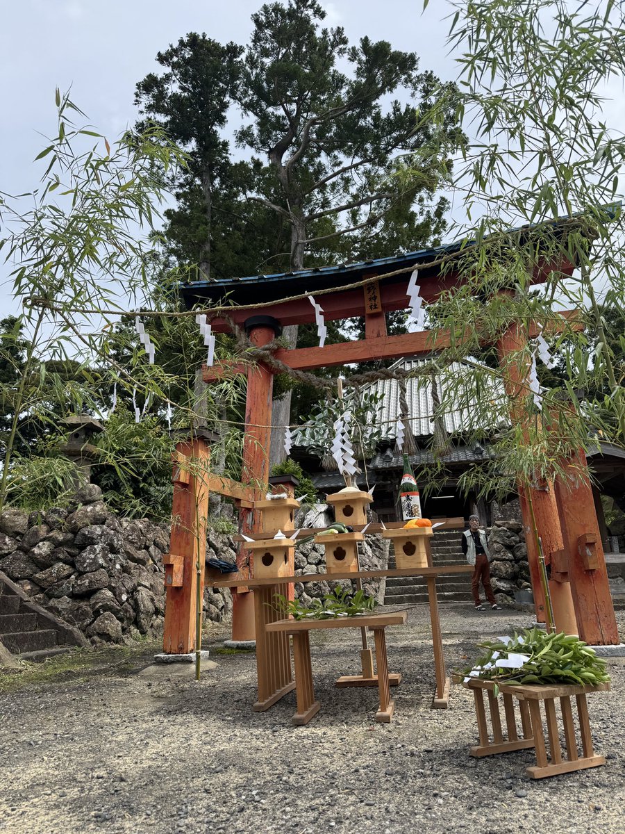 kphm829's tweet photo. 細野の熊野神社の鳥居を新しくする工事が始まります。
工事開始にあたり総代さんや地域の方が集まり安全祈願を行いました。
新しい鳥居が建つのが楽しみです。
#神社　#鴨川市　#鳥居 https://t.co/K7GzRGfzxw