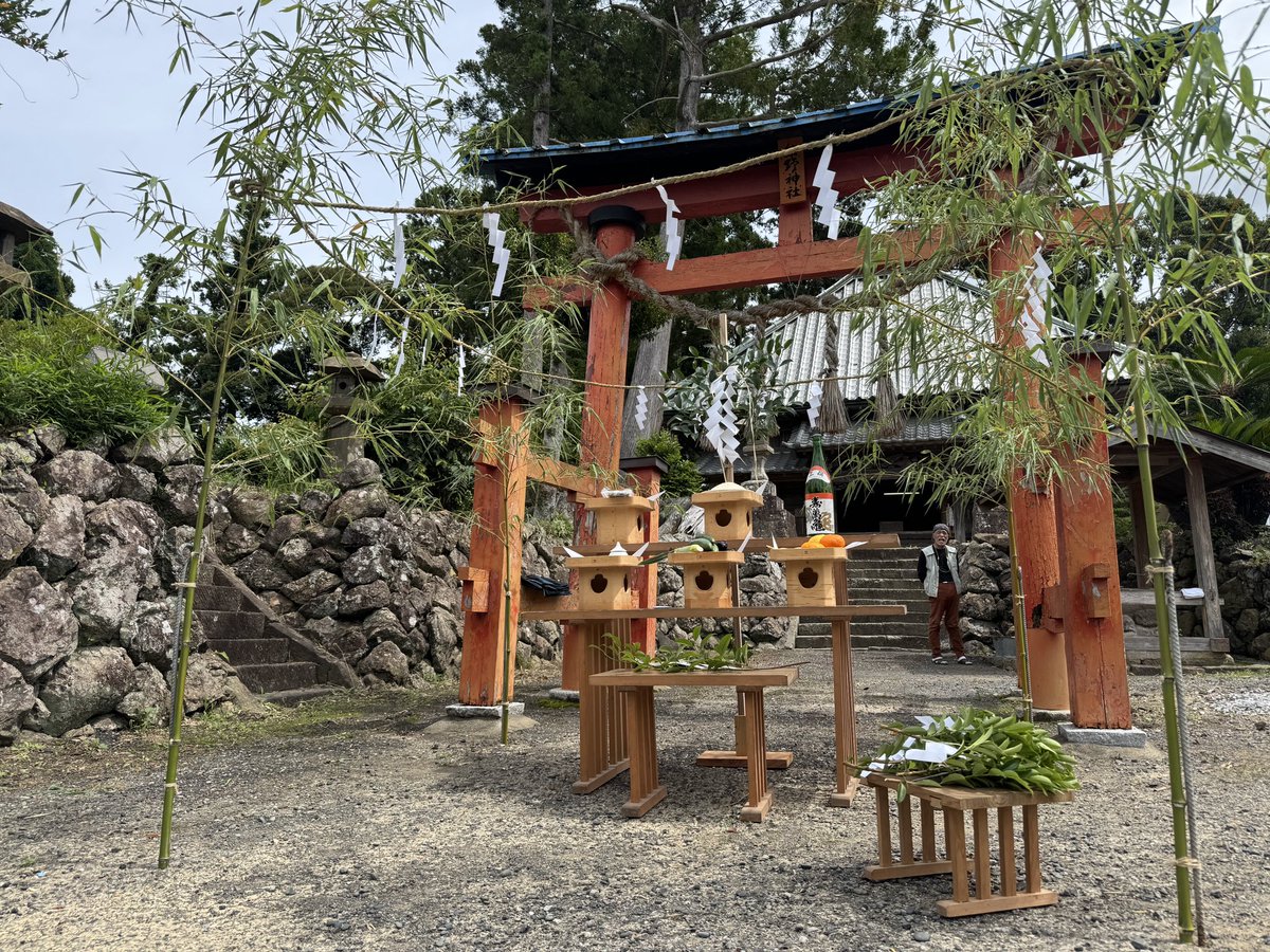 kphm829's tweet photo. 細野の熊野神社の鳥居を新しくする工事が始まります。
工事開始にあたり総代さんや地域の方が集まり安全祈願を行いました。
新しい鳥居が建つのが楽しみです。
#神社　#鴨川市　#鳥居 https://t.co/K7GzRGfzxw
