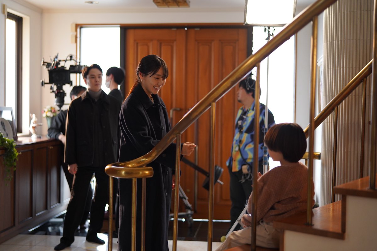 doramanext_tx's tweet photo. ❬❰ 📸𝗼𝗳𝗳 𝘀𝗵𝗼𝘁 ❱❭

合間に遊んでいた #菅井友香 さんと #山本弓月 くん🥰
ジャンケンをしたり指遊びをしたりとっても仲良しです✊

ドラマ「水曜日、私の夫に抱かれてください」
▼#すいだか はTVerで無料見逃し配信中📺
║https://t.co/a6exN1Njee
★U-NEXTでは全話独占配信中★
║https://t.co/PUBsKaIEYh