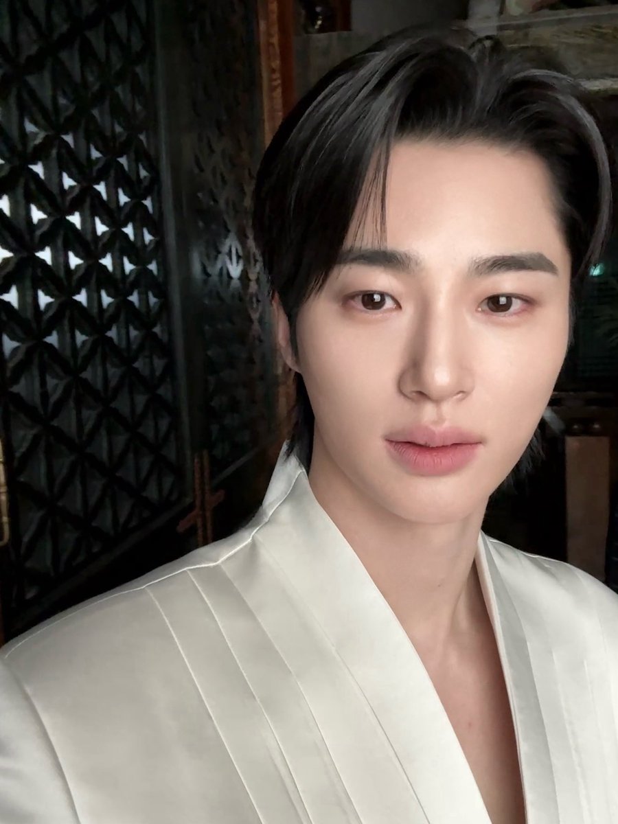 _cutiebws's tweet photo. wooseok and his duality 🫠

grand prince ian 👑                   sung jinwoo ⚔️ https://t.co/VCVoCv2fxn