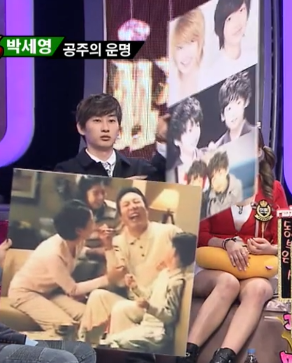 dandypikachu's tweet photo. going back to old videos and being so bewildered how suju and bopeu were actually more interactive than i realized bc wdym i just found a clip of hyukjae holding the twins' photos LOL https://t.co/CeYp69FwsB