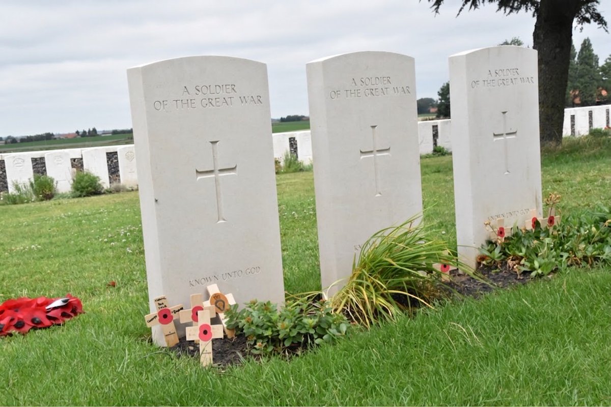 accringtonpals's tweet photo. The graves in Tyne Cot Cemetery, Plot XLIX, Row H https://t.co/p62NkDrJLC