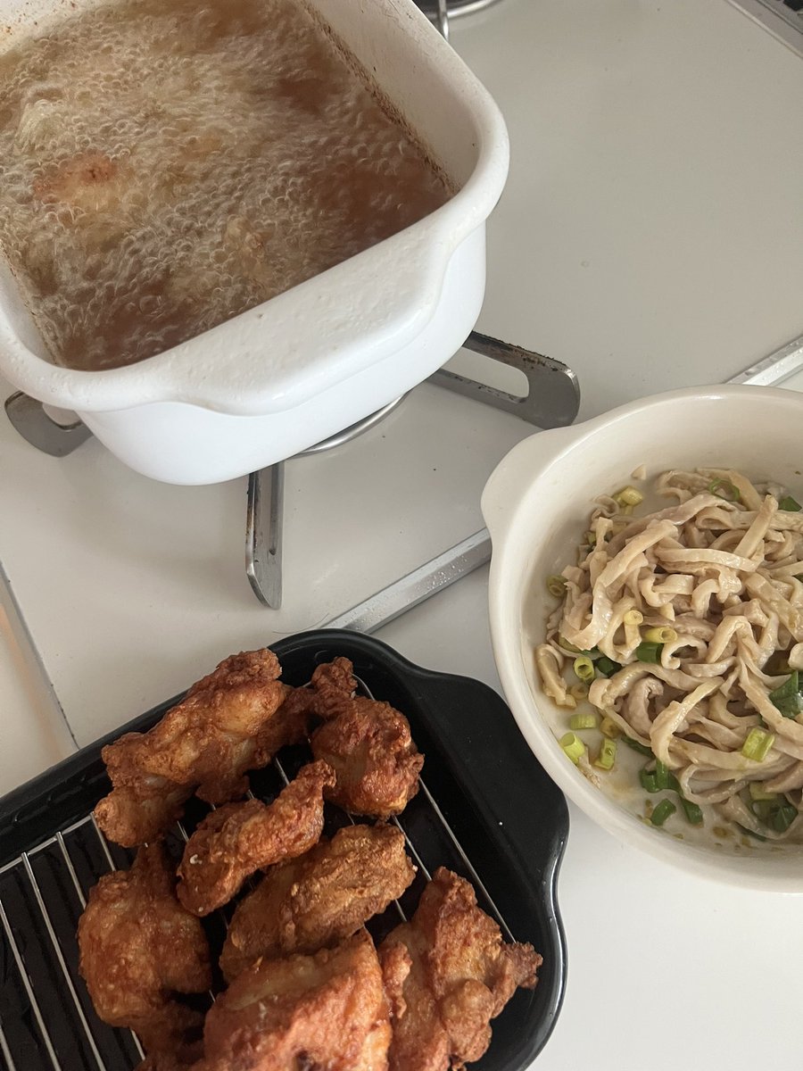 cano_mosquito's tweet photo. 鳥皮ポン酢をつまみに飲酒しながら唐揚げを揚げている🍗 https://t.co/aS1gWXfL5h