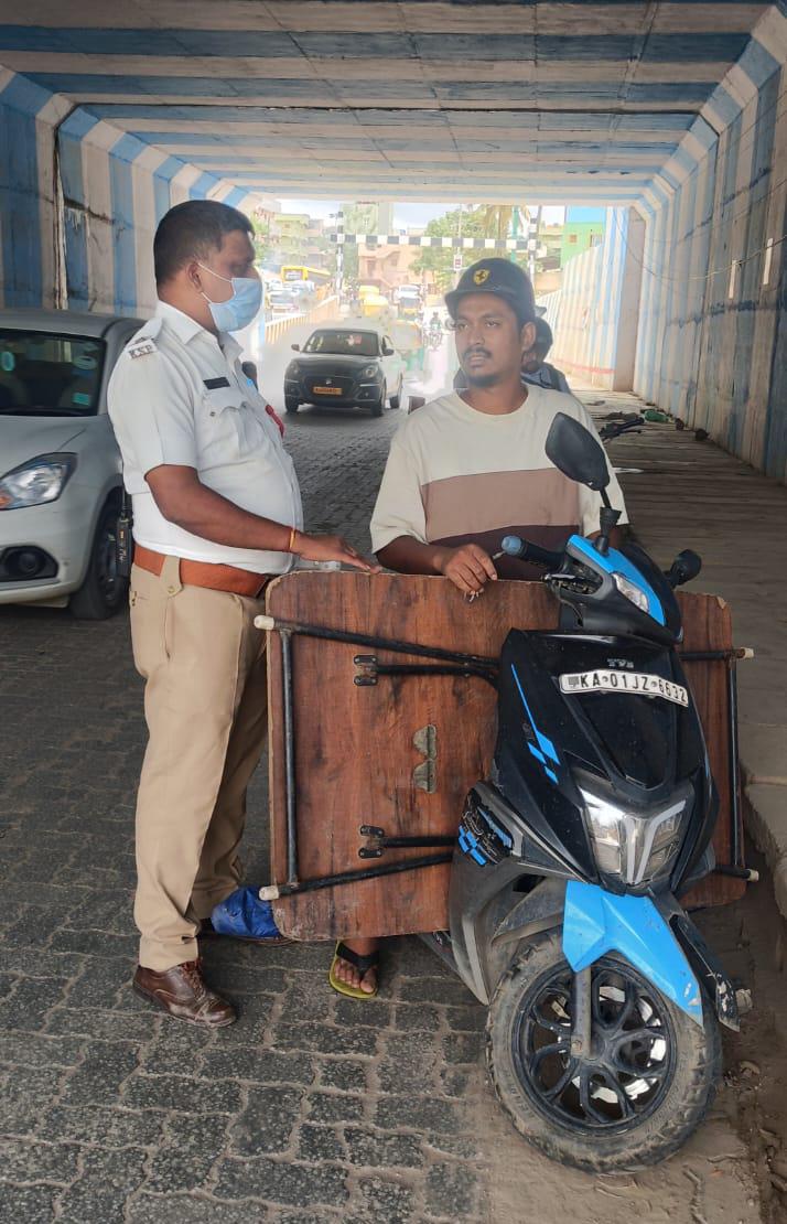 wftrps's tweet photo. 🔺 ದ್ವಿಚಕ್ರ ವಾಹನವು ಸರಕುಗಳನ್ನು ಸಾಗಿಸಲು ಅಲ್ಲ.
#FollowTrafficRules ♥️
ಮೊದಲ ಪ್ರಮುಖ ಆದ್ಯತೆ ನಿಮ್ಮ ಸುರಕ್ಷತೆ. #EachOneTeachOne
#WhitefieldTrafficPS
#FollowTrafficRules https://t.co/nSvlBRid0v