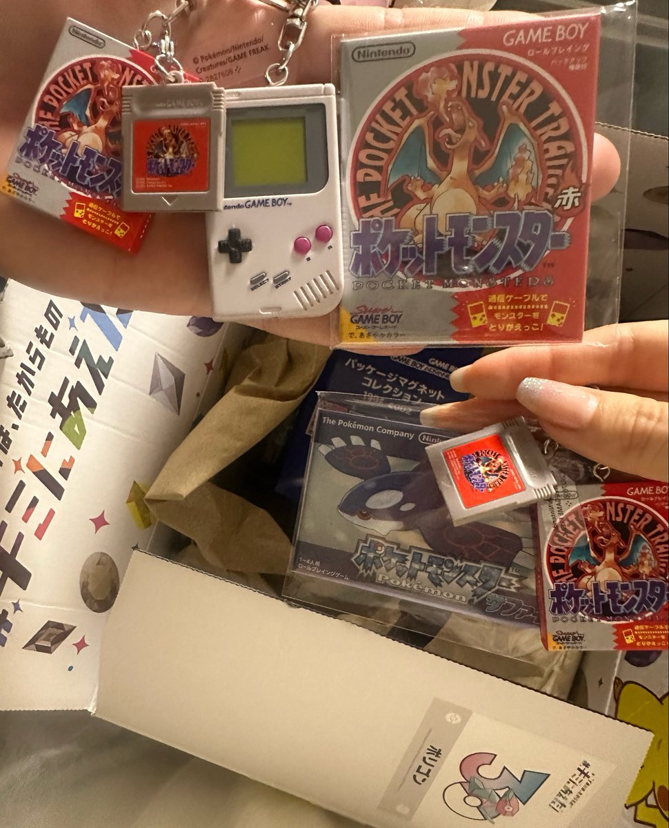 0205rt_'s tweet photo. ポケモンセンターオンライン受け取り完了✨️
赤被りやばすぎ💓💓
リザードン旦那とお揃いで付ける♡♡
 金とルビー被ったから緑とサファイア交換してくれる人探します🙇‍♀️ステッカーもポリゴンで可愛すぎ https://t.co/iSUeufTzfv