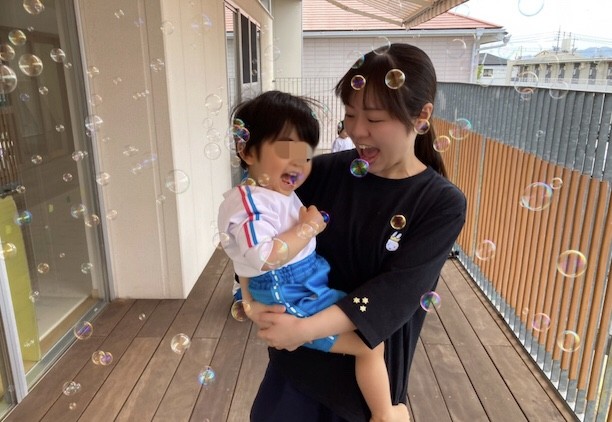 okayama_ch's tweet photo. 🐣#バンビーノ棟 です🐣
バンビーノ棟では０・１歳児が過ごしています。
職員同士わきあいあいと、
あたたかい雰囲気を大切にしながら
保育をしています☺️✨
#人工芝 の園庭や、２階にはテラスがあり、
お天気の良い日はとっても気持ちいいですよ🌞
#戸外遊び #乳児保育 #職員募集 #岡山千鳥福祉会 https://t.co/4M18XaqpsC