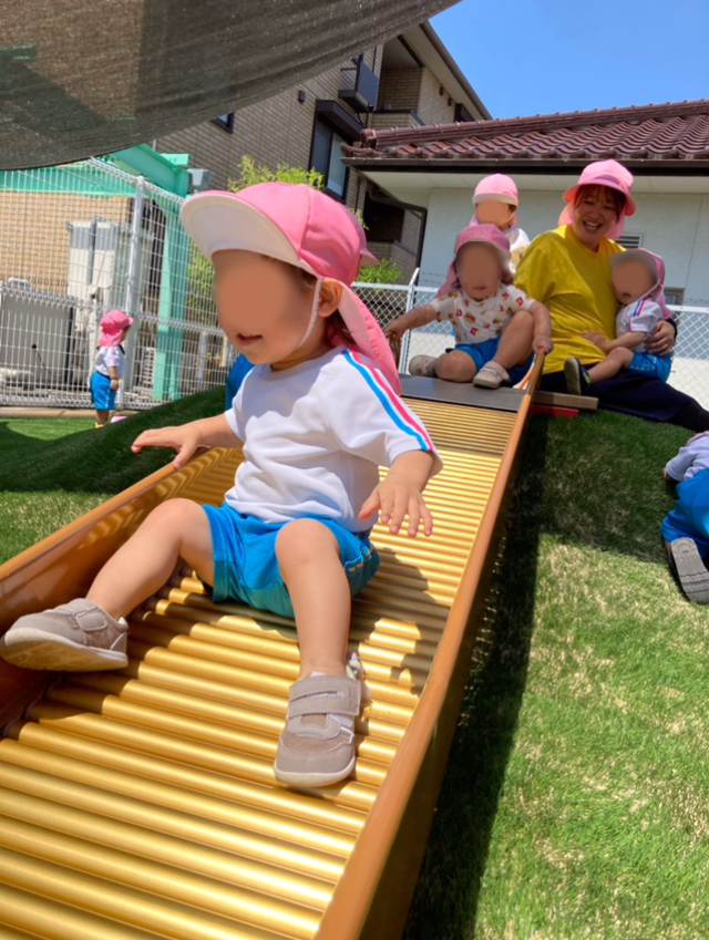 okayama_ch's tweet photo. 🐣#バンビーノ棟 です🐣
バンビーノ棟では０・１歳児が過ごしています。
職員同士わきあいあいと、
あたたかい雰囲気を大切にしながら
保育をしています☺️✨
#人工芝 の園庭や、２階にはテラスがあり、
お天気の良い日はとっても気持ちいいですよ🌞
#戸外遊び #乳児保育 #職員募集 #岡山千鳥福祉会 https://t.co/4M18XaqpsC