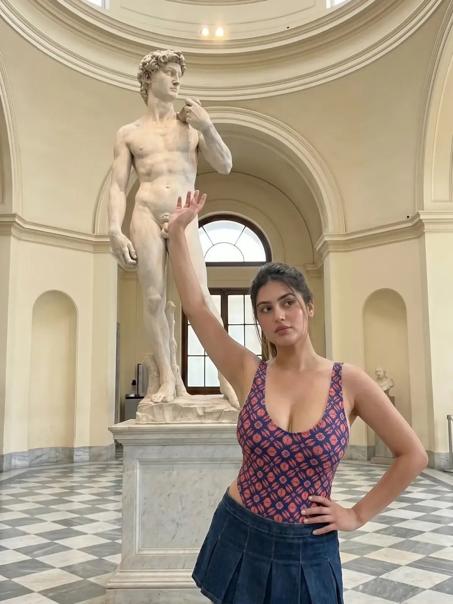 Johnsjohn17154's tweet photo. Perfect pose for perfect background 😉 https://t.co/mzMfdSAJMe