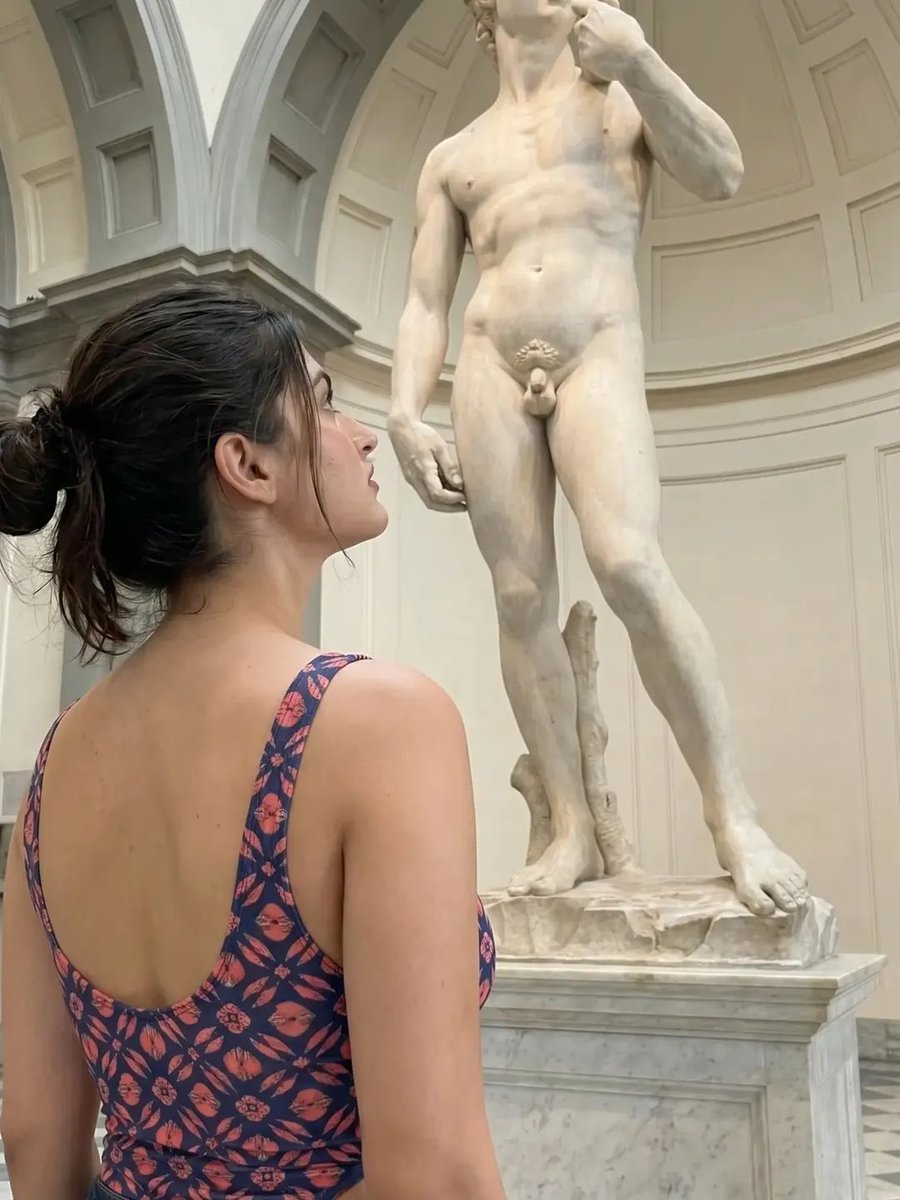 Johnsjohn17154's tweet photo. Perfect pose for perfect background 😉 https://t.co/mzMfdSAJMe