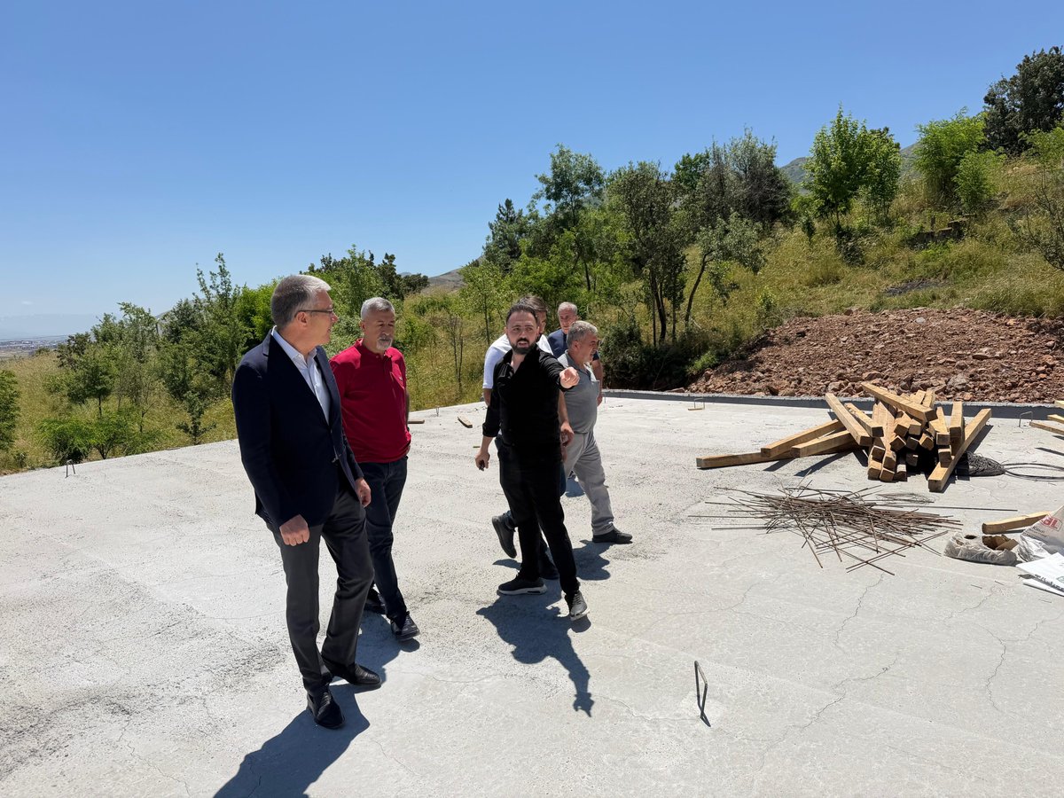 mus_bld's tweet photo. 📌 Mezarlıklar Hizmet Merkezi’nde Çalışmalar Hız Kesmeden Sürüyor

Dere Mahallesi Şehir Mezarlığı önünde yapımı süren Mezarlıklar Hizmet Merkezi’ni ziyaret eden Eşbaşkanımız Sırrı Söylemez, yürütülen çalışmaları yerinde inceledi. https://t.co/XnAau3tlwI