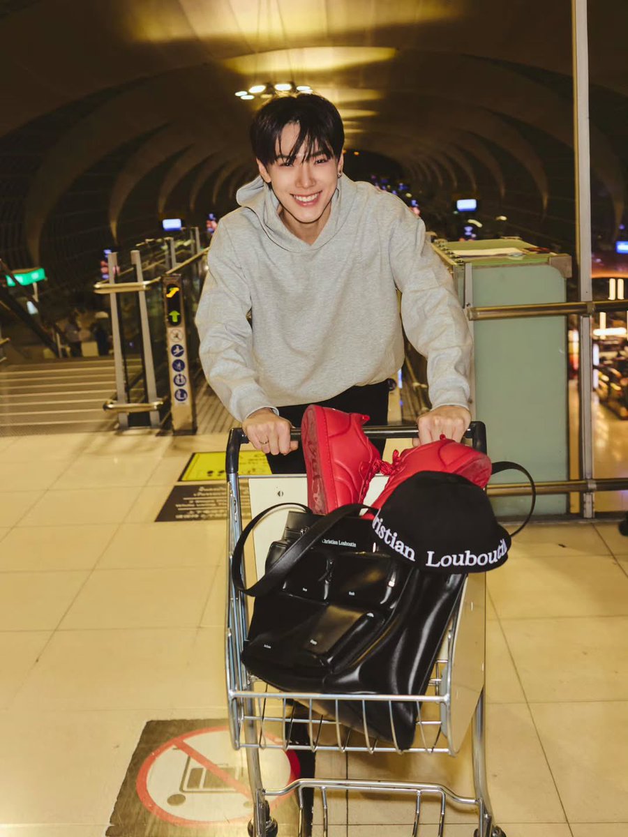 Jiajia_1001's tweet photo. แล้วรูปนี้ เอารองเท้าแดงไว้บนรถเข็น แล้วถาายภาพเท้าเปล่า 55555555555 สมกับเป็นต้าห์อู๋

@LouboutinWorld 
DAOU In ChristianLouboutin
#ChristianLouboutin
#DAOUATSS27PARISFW
#ต้าห์อู๋ #DAOU @oueiija https://t.co/92WdTl2Tk1