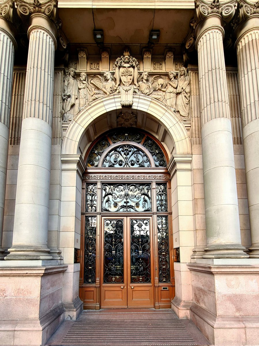 is_glasgow's tweet photo. The main entrance to the Glasgow City Chambers in George Square. Designed by William Young, it was built in the 1880s in a mix of Italianate, Roman, Venetian and Flemish styles. 

Cont./

#glasgow #doorway #architecture #architecturephotography #citychambers https://t.co/QERLNSBqxh