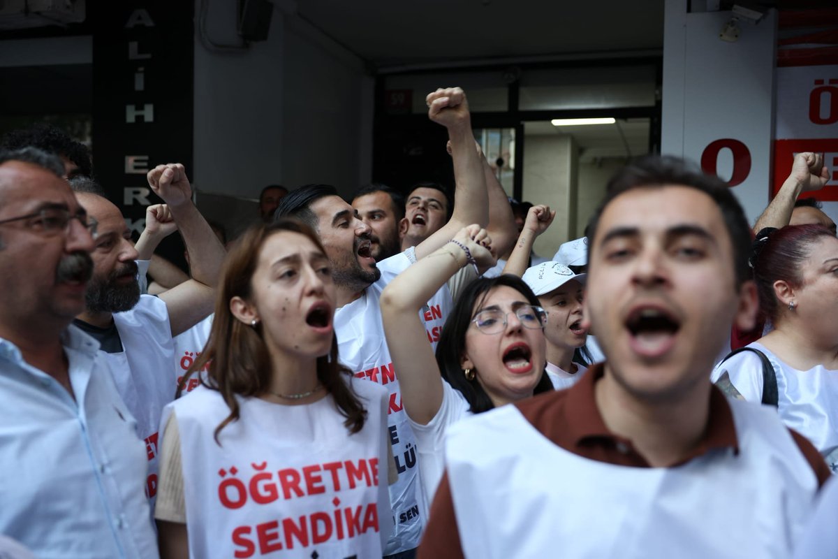 sliceofdkab's tweet photo. @ogretmensendika Bu görüşmenin çözüm için olduğuna inanmak istiyoruz.
@ProfDrAGurcan @dbdevletbahceli @NazimMavis 

#ÖğretmenlerAçlıkGrevinde #ÖğretmenlerAblukada #AyşenGürcanKomisyonuTopla https://t.co/6wmiEs1KPT