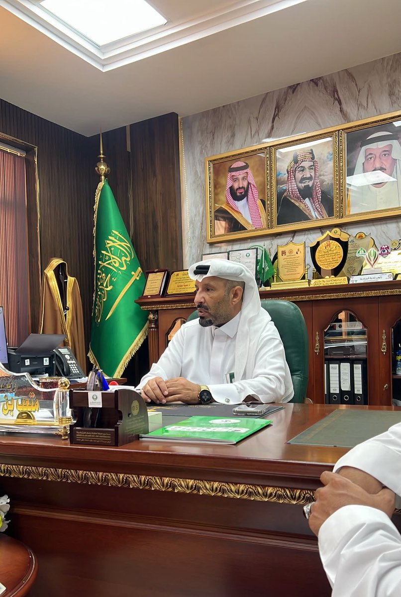 sajirlive's tweet photo. قام مدير وحدة البيئة والمياه والزراعة بساجر الاستاذ مبارك الجميلي ونائبه الاستاذ سعدالنوفل بزيارة الى رئيس بلدية ساجر م. متعب بن مدلج وتم خلال اللقاء التباحث في اوجه التعاون لخدمة اسواق الاغنام والاعلاف والخضار والحبحب بمنطقة ساجر ووضع خطة مستقبلية للتعاون
 بما ينعكس على ازدهارها https://t.co/m3h3rU381j