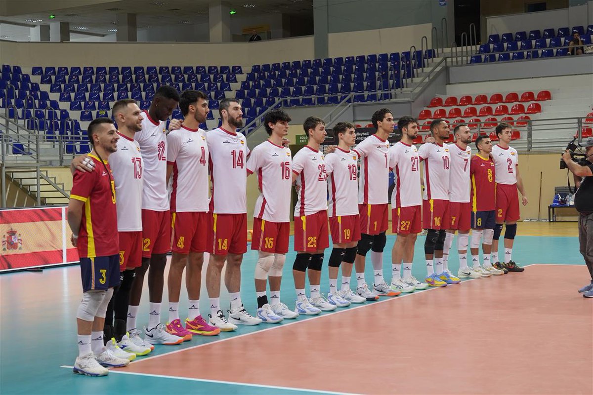 VoleibolLeganes's tweet photo. 🏐🇪🇸 Nuestro líbero 𝗢𝘀𝗮𝗱𝗼 ha finalizado la #CEVEuropeanLeague 2026 en 🔟ª Posición con la @RFEVB

¡Un orgullo enorme ver a uno de los nuestros defendiendo los colores de España! 💪

📸 @CEVolleyball 

#VamosEspaña 🇪🇸 | #VamosLega 💙🤍 https://t.co/GRZlBOjJsc