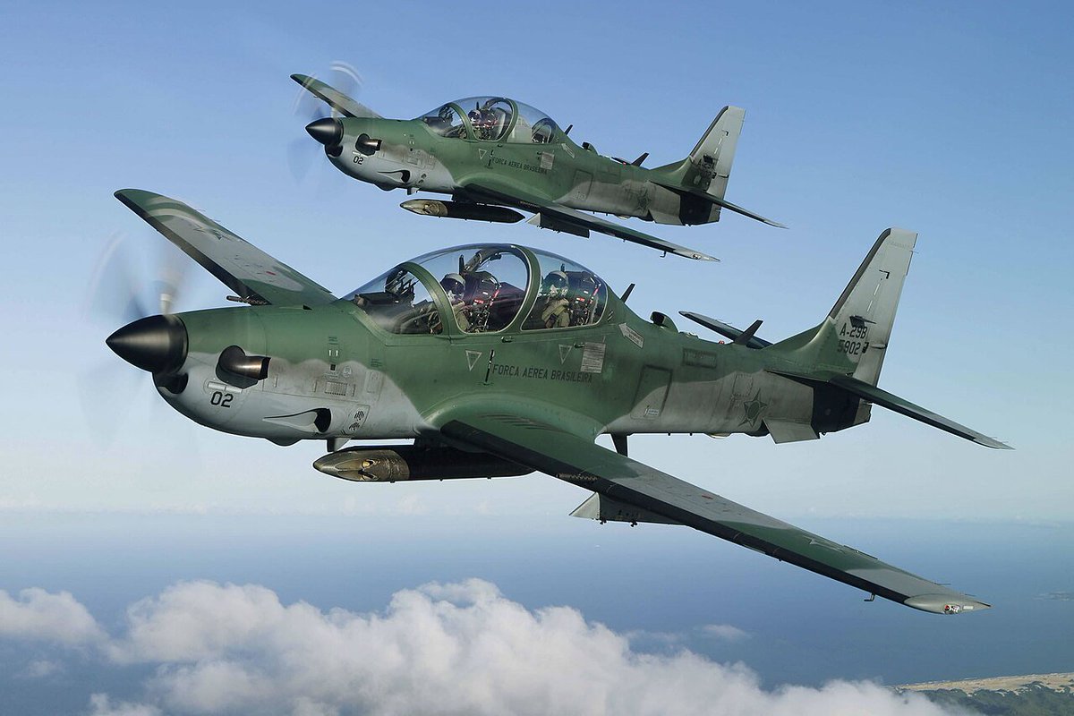 manueljsolisj's tweet photo. Esto es un A-29 Super Tucano, de Embraer. Una de las cosas más lindas que hay en el cielo. https://t.co/W7HDxif5qc