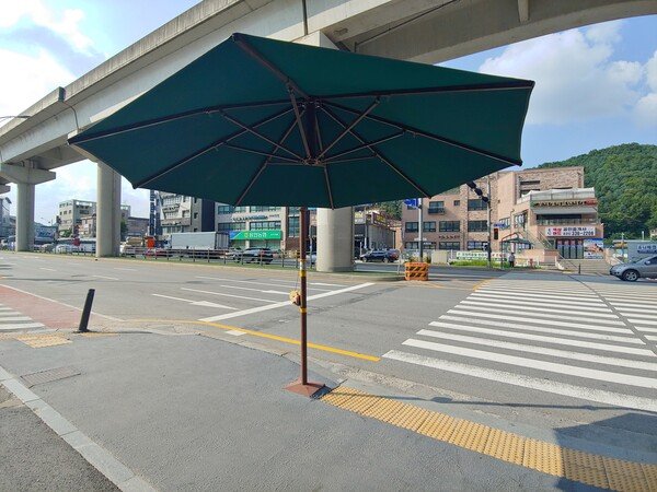 tksk_0076's tweet photo. the summer in Korea is so hot that the government even installs huge parasols at crosswalks if you've been to Korea in the summer you'll want to buy parasols right away it's much less hot I hope you don't interfere in a country you don't know https://t.co/EqgWm6jOP3