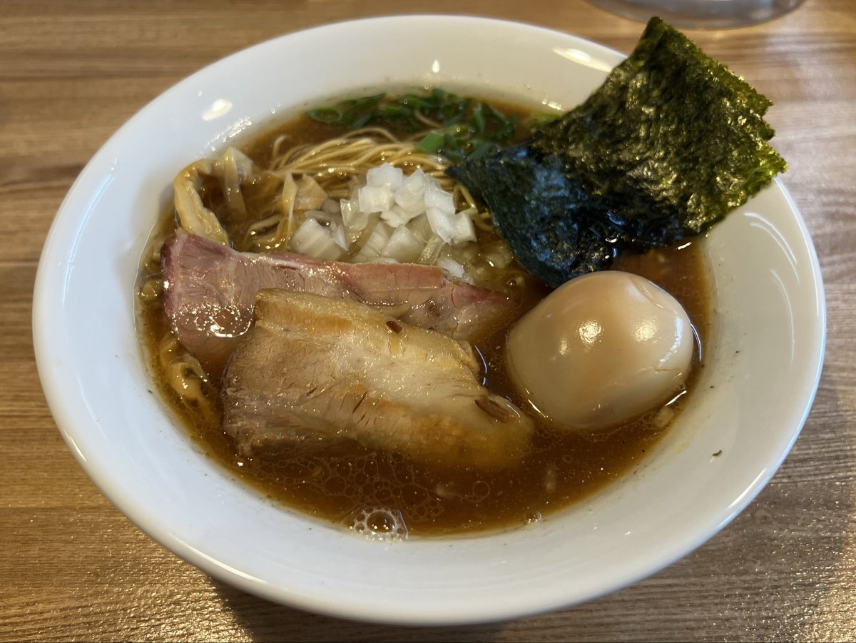 jcw1112's tweet photo. 煮干らー麺よし田
「豚骨煮干らー麺（特製）」
濃厚豚骨ばかり食べてたのでこちらも…
濃厚と比べると濃度は薄いけど味や旨みはしっかりしてて、極細麺とのバランスはこちらの方が好みかも
極細麺ならではの提供の速さも魅力

「最近は並びも落ち着いて来ましたが
13:30過ぎが狙い目」
と吉田店主🤭 https://t.co/zKjREncuOv