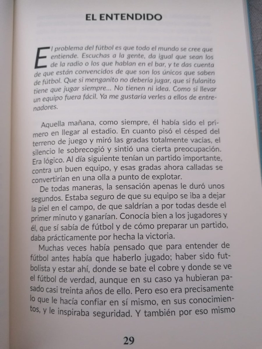 RauldelPradoRod's tweet photo. Ahora que estamos en pleno Mundial os recomiendo leer cosas de fútbol, relatos como "El entendido", una historia de la que os dejo el comienzo y que podréis terminar leyéndola en "El fútbol es (también) así". 📖⚽️ https://t.co/5RImhVgQ1y