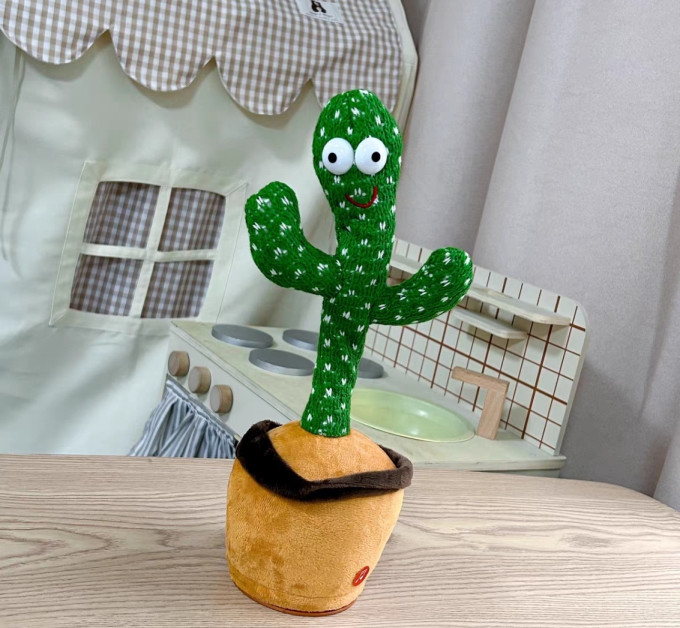 MrMehul1012415's tweet photo. Just whipped up a cute felt cactus keychain with scrap fabric! Quick, cheap, and perfect for sprucing up my bag  #HandmadeHobby， https://t.co/tP0H8Tm0ZA