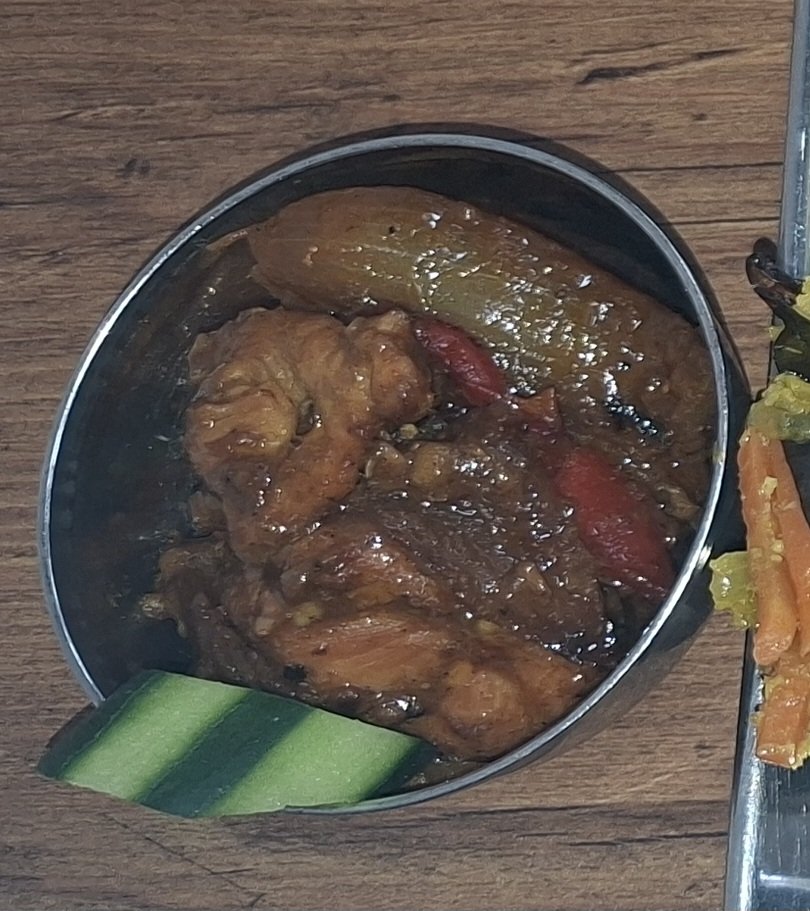 ajitakechanman7's tweet photo. ネギさんに今日のチキンドライは凄く美味しかったけど何時ものと違うよね？と聞いたところ、「今日はチャイニーズソースを使ったチャイニーズスタイル。サービスね😉」とのことでした。
チャイニーズソースってなんだろう😊 https://t.co/uhElQGxwhg