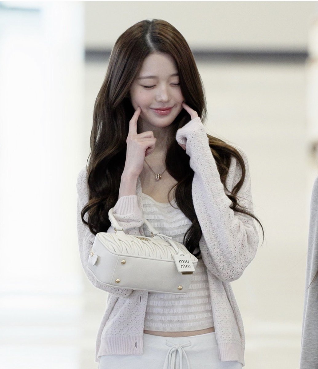 Only4Yu901's tweet photo. 260623 🐰✈️
장원영 오늘 왤캐 청순해..💗
#JANGWONYOUNG #장원영 #IVE #아이브 https://t.co/HQirZluHB1