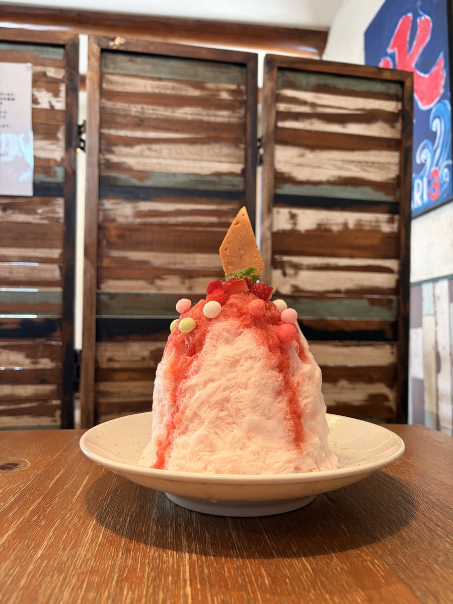 y3_778's tweet photo. 2026かき氷記録.④((5月30日))
愛知県春日井市
Sweets+Kitchen ARI3さん

大葉ソースレモンアメチェ
桜みるく苺トンカ豆風味

#かき氷 https://t.co/po8a38qU6C