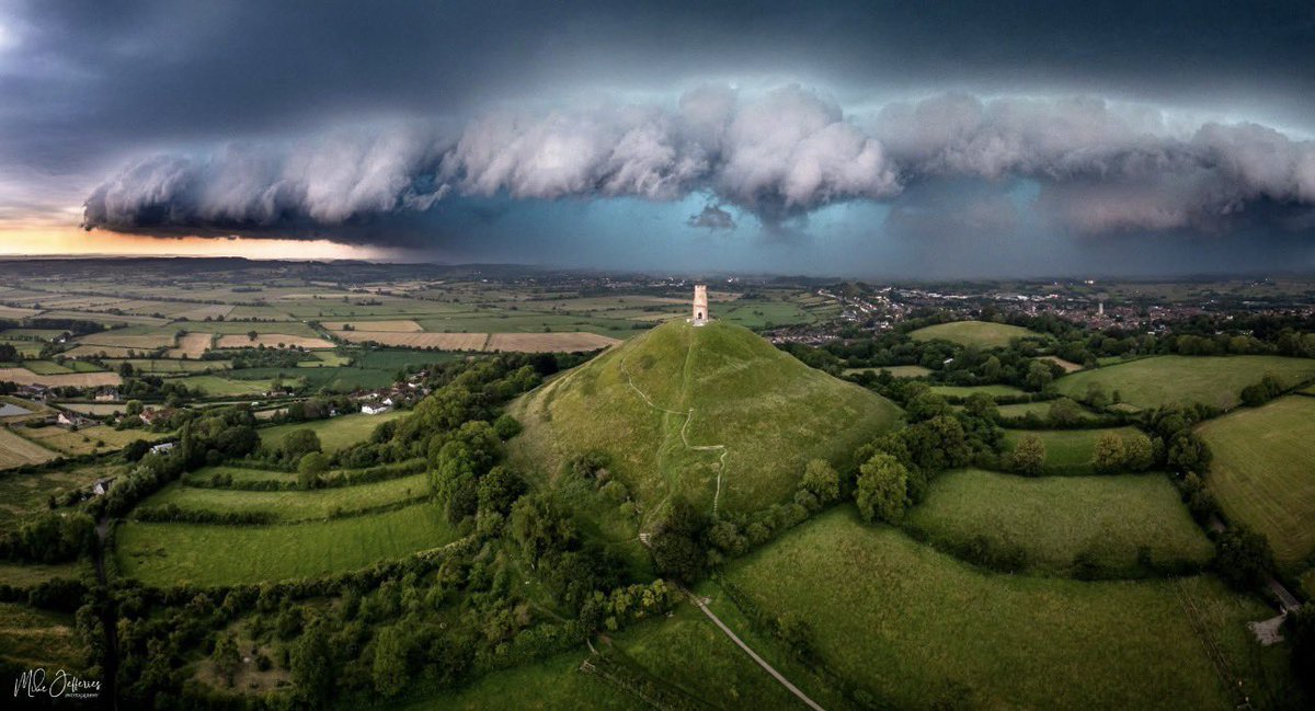 BGatesIsaPyscho's tweet photo. 🇬🇧 Incredible Super-Cell over South West England Yesterday 

People claiming they have never seen anything like it - which is because they haven’t - but then again the Climate Engineering programmes only started post COVID. https://t.co/a0eYjh8FYo