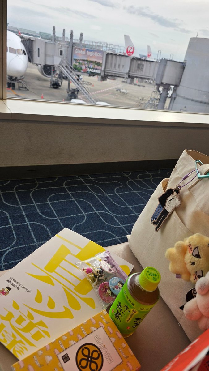 mariume's tweet photo. 下北沢本多劇場で
柿喰う客「真ッ逆様」
やっぱり柿は面白いリズム的セリフが繰り返し音楽とダンスをしているような
山梨の山奥で事故の繰り返し
真っ逆さまマサマサ　様々マサマサ
理解しようとしてもダメリズムにのるが
正解かもといつも思う。
しかし、もう私は羽田空港
大阪へ帰る。
#柿喰う客 https://t.co/obX90nrOdJ