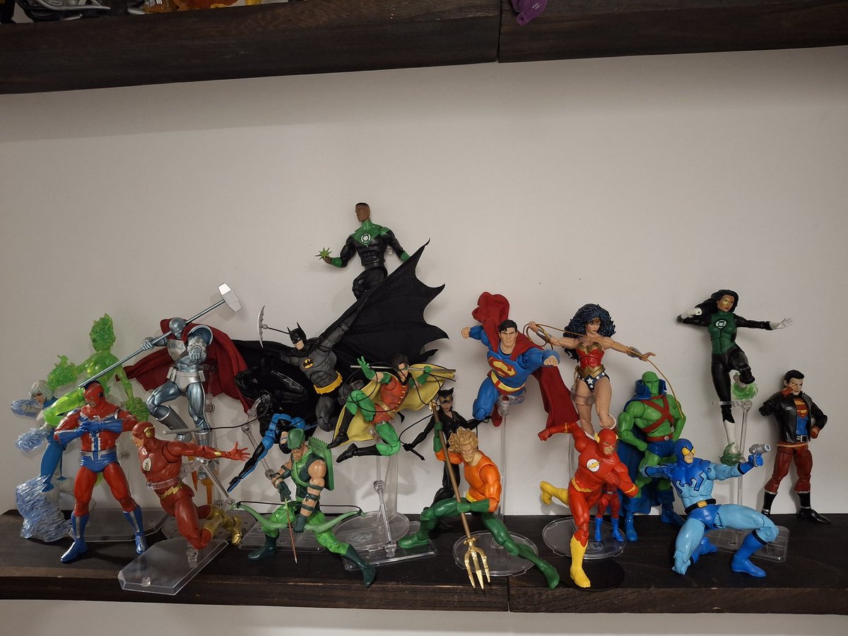 AniRayComics's tweet photo. Custom Wonder Woman and MAFEX Robin added to the display https://t.co/SXXb7VRXR1