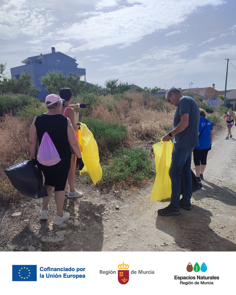 SierraEspunaPR's tweet photo. Con motivo del #DíaMundialDelMedioAmbiente, el #ServicioDeInformación de #SierraEspuñaPR, junto a la Asociación de Mujeres de Doña Inés, @ecoembes y @SEO_BirdLife, ha participado en una recogida de #Basuraleza dentro del #ProyectoLIBERA ♻️
#CeroResiduos #LIBERA1m2 #PorElClimaYa https://t.co/oNb9NpDudy