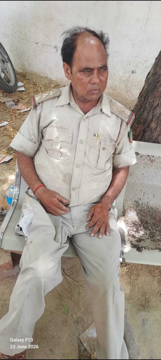 ANAND_THENEWS's tweet photo. @DM_PRAYAGRAJ उत्तर प्रदेश के प्रयागराज के कटका, झूंसी थाना एरिया में वर्दी में वन रेंजर विनोद कुमार के साथ हुई जान से मारने की घटना, वर्दी फाड़ी और किया घायल, अभियुक्त को पुलिस ने अभी तक नहीं किया गिरफ्तार नही की एफआईआर दर्ज??? https://t.co/bdM1KNdB9X