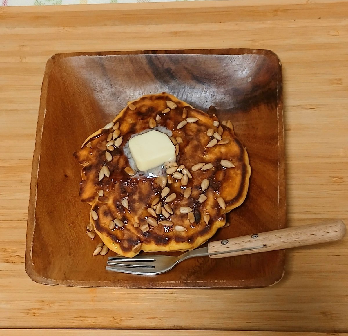 DaoPlanet's tweet photo. 本日のだおやつ
ひまわりのタネと人参をいれた
サンフラワーパソケーキ🌞 https://t.co/6iXdJmSUgz